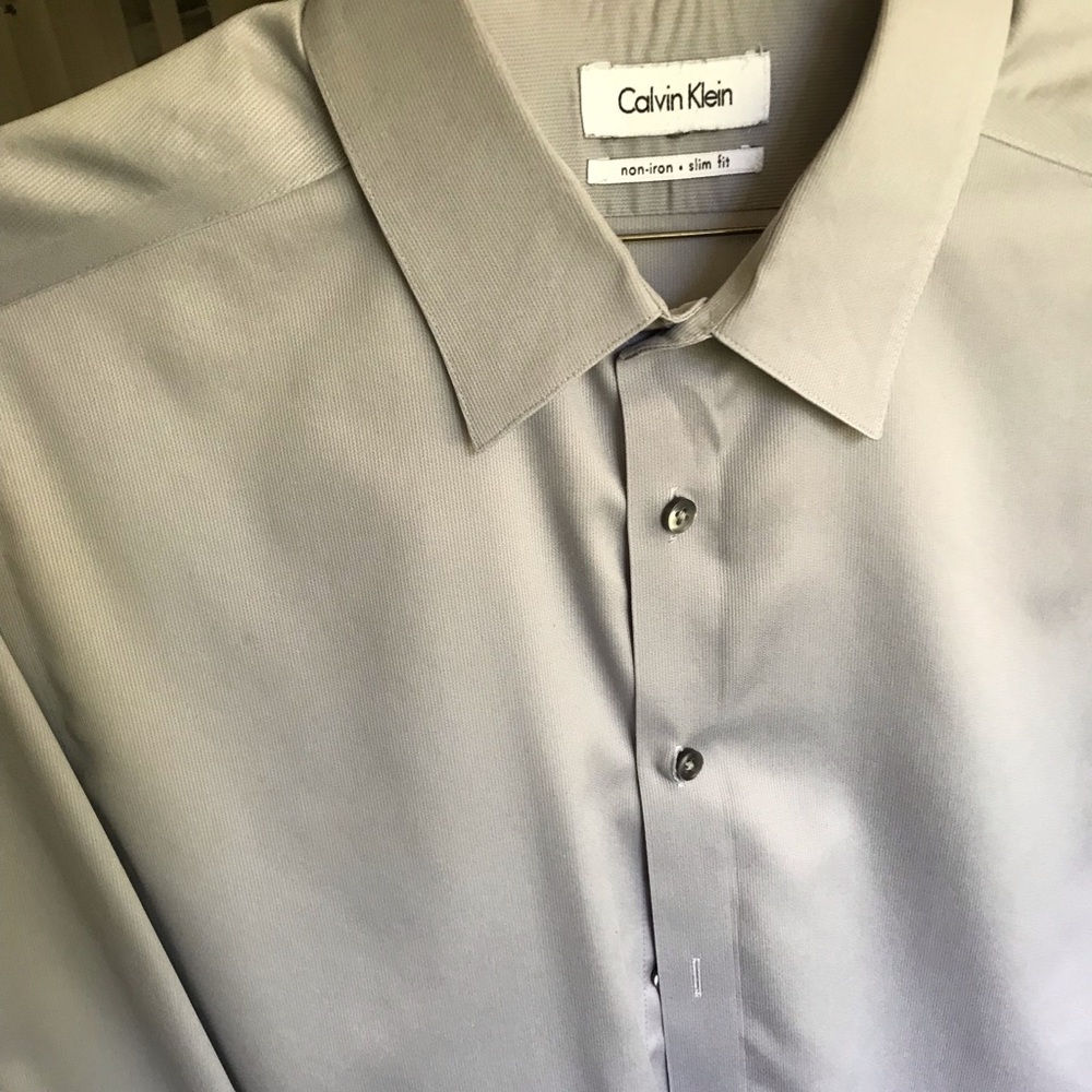 Men’s dress shirt. Like new. Slim fit.